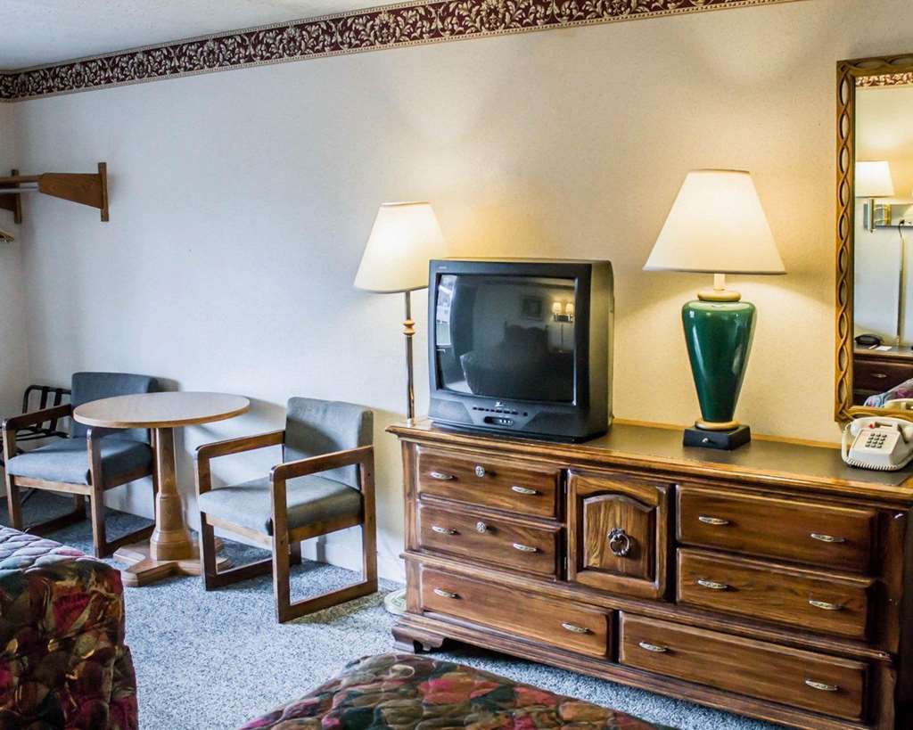 Econo Lodge Cortland Room photo